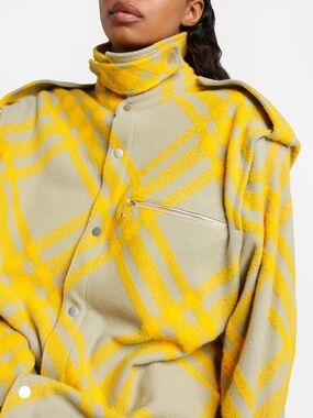Burberry GREY AND YELLOW Snap button jacket / shirt. Size US 2. 
*OVERSIZED.